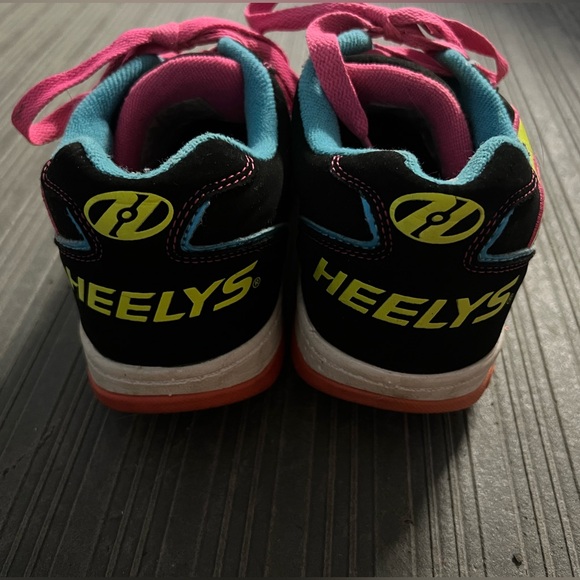 Worn only twice! Youth Black and Pink Heelys Shoes still with original box. - Picture 4 of 7